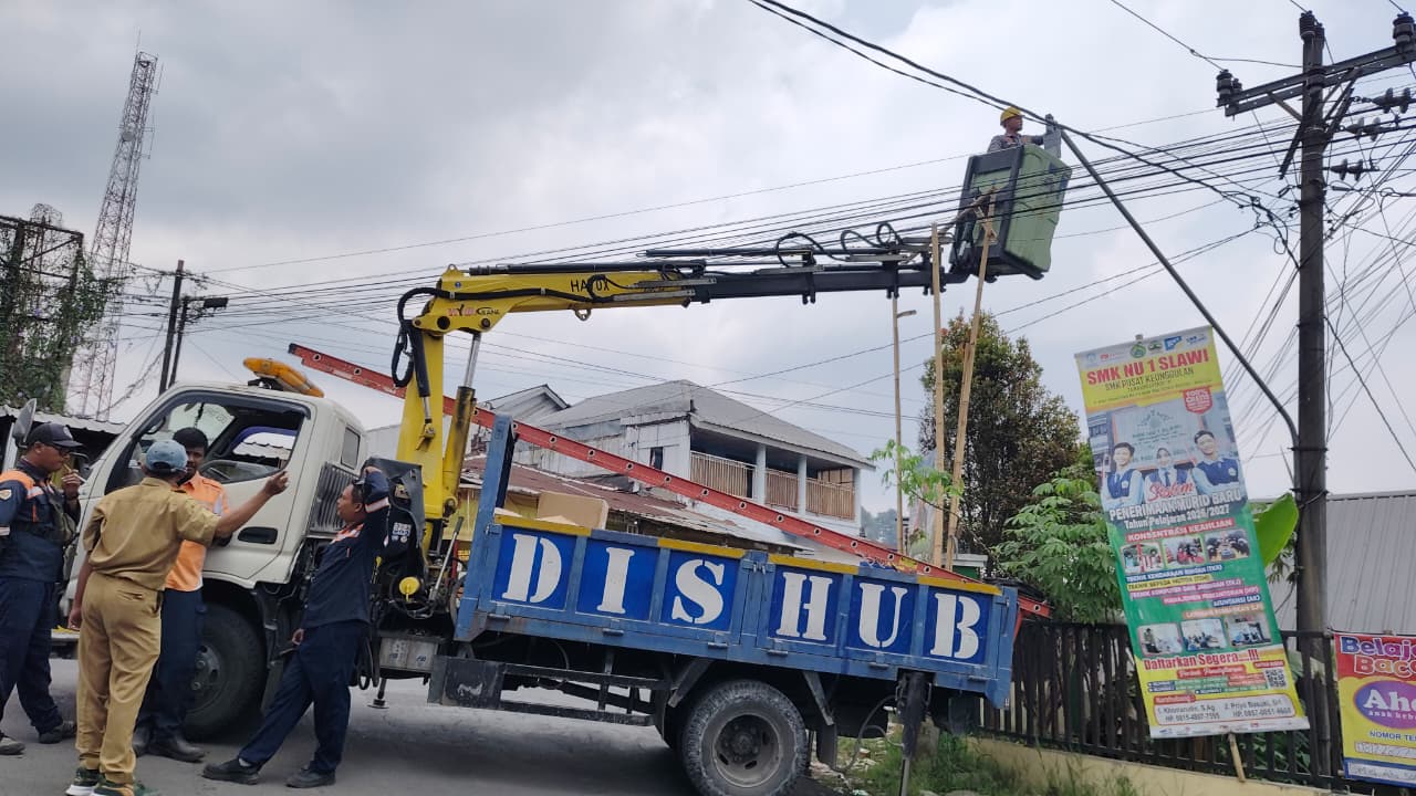 genjot-infrastruktur-malam-jalan-raya-bumijawa-pasang-lampu-jalan-di-jalur-utama
