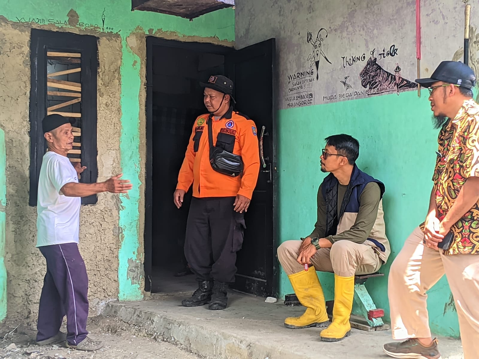 kecamatan-bumijawa-dan-pemdes-sokatengah-memberikan-bantuan-sosial-kepada-warga-lansia