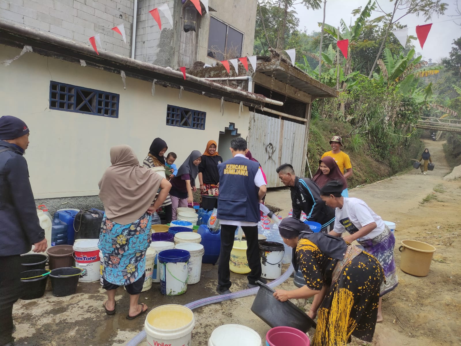 kecamatan-bumijawa-dan-pmi-kab-tegal-berkolaborasi-memberi-bantuan-air-bersih-untuk-warga-muncanglarang-yang-terdampak-kekeringan-di-musim-kemarau-panjang